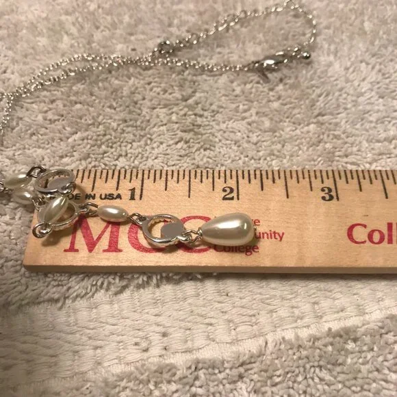 Avon Merryl 3 Piece Gift Set - Silver & Pearl Necklace Bracelet & Earrings - Picture 11 of 16